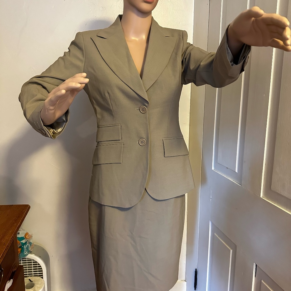 Classic Tailored Wool Blend Skirt With Unique Form FlatterDetails - SZ French 32